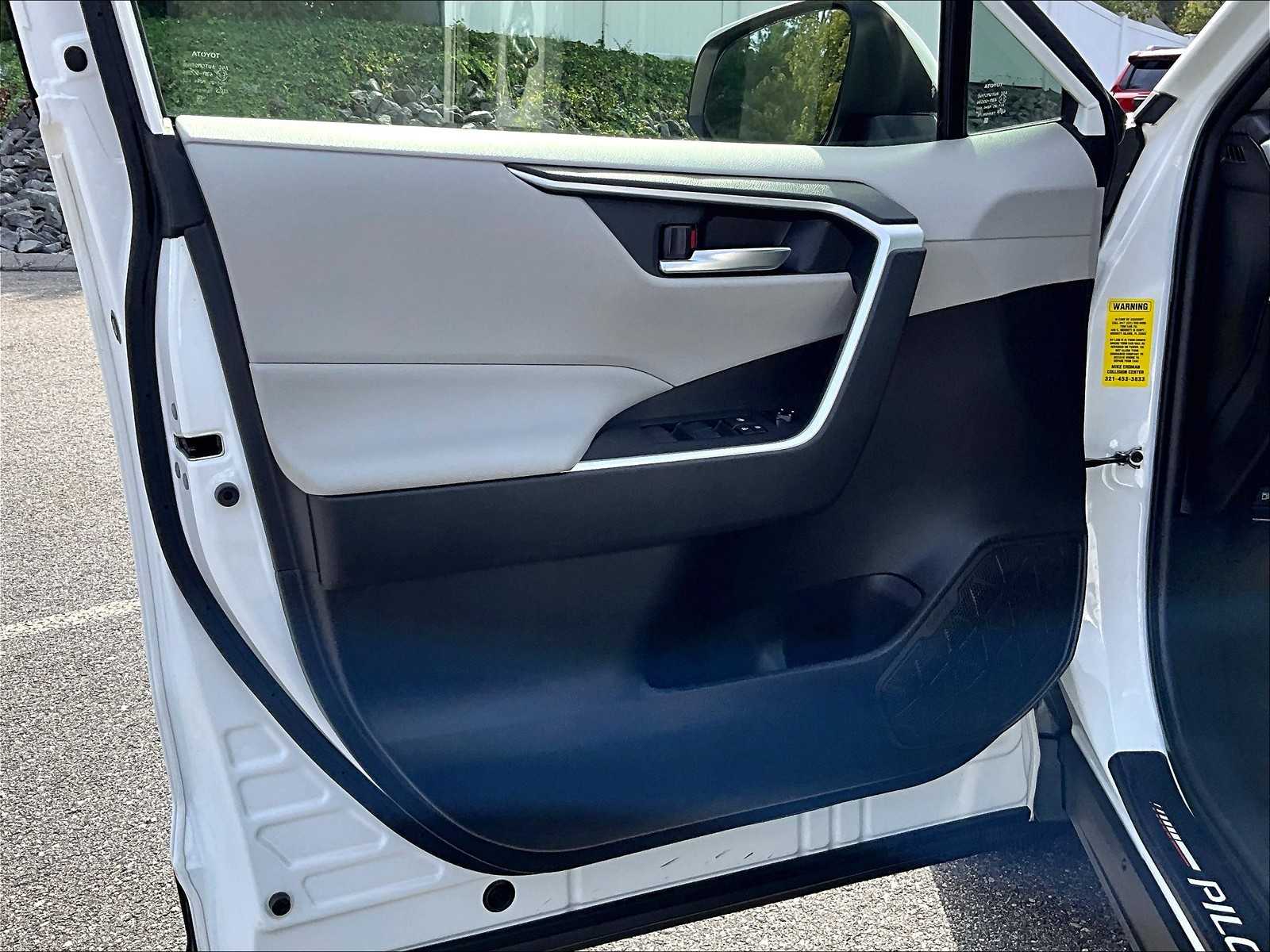 2021 Toyota RAV4 XLE photo 9