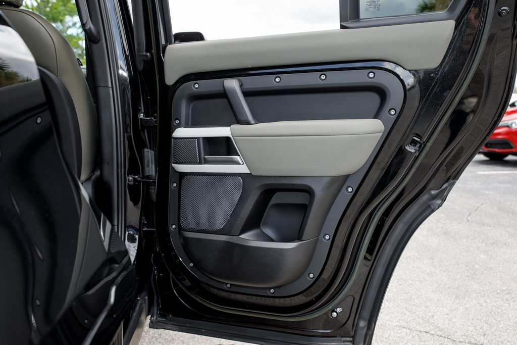 2023 Land Rover Defender 110 S photo 27