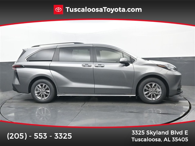 2026 Toyota Sienna LE's photo