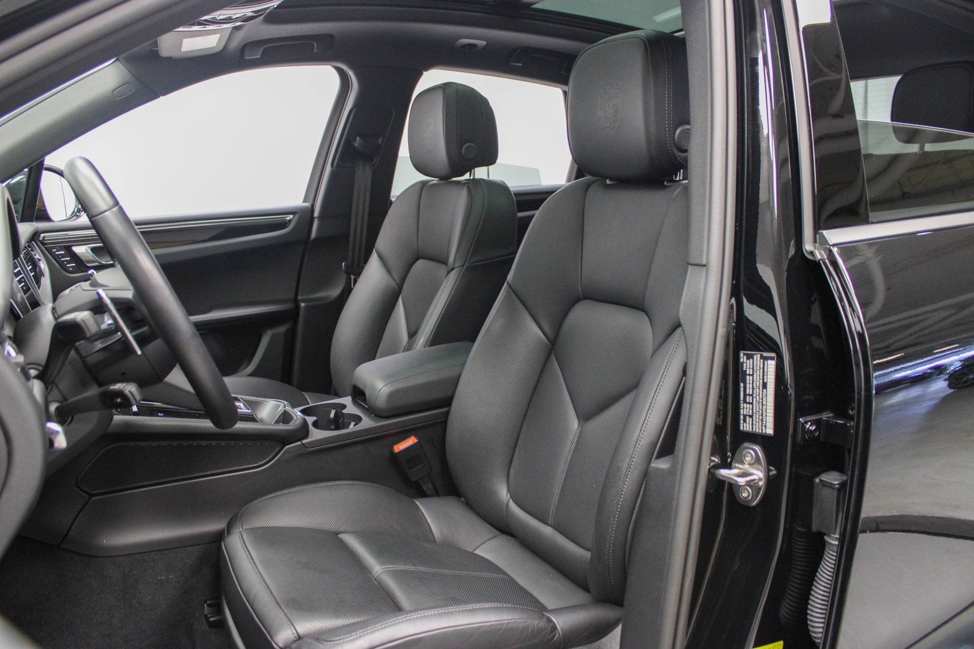 2025 Porsche Macan Base photo 5
