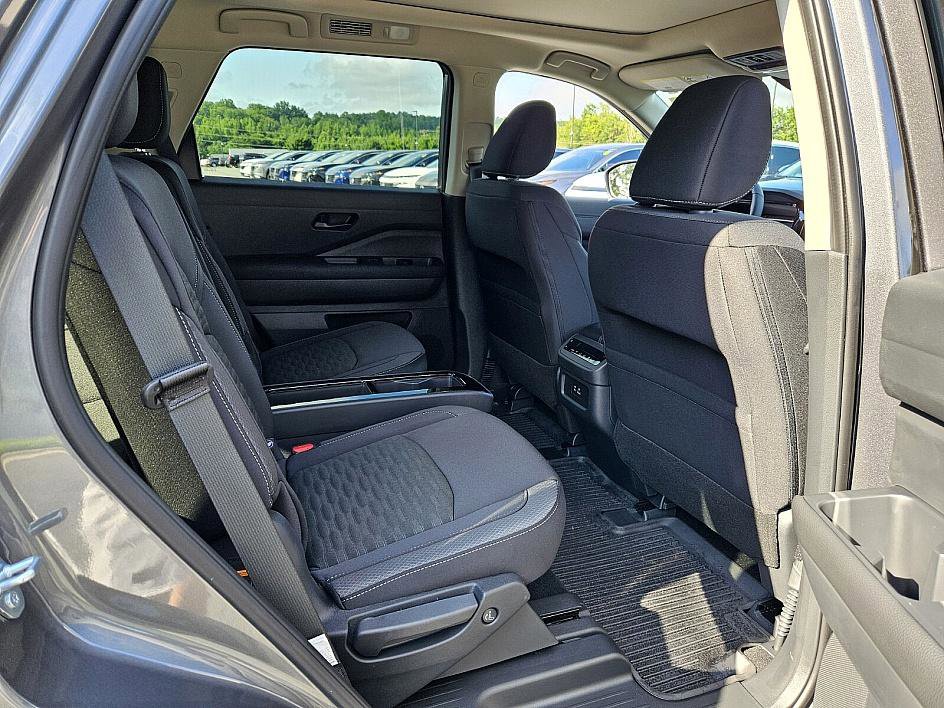 2025 Nissan Pathfinder SV photo 14