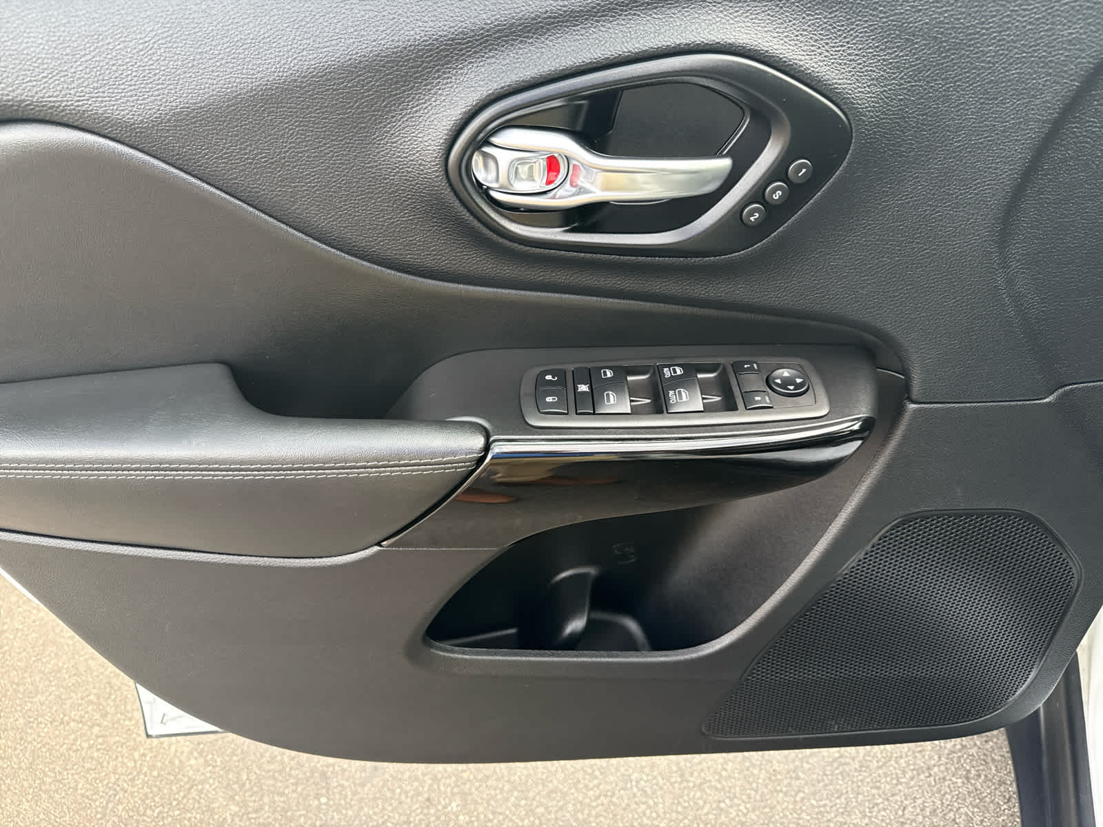 2023 Jeep Cherokee Altitude Lux photo 7