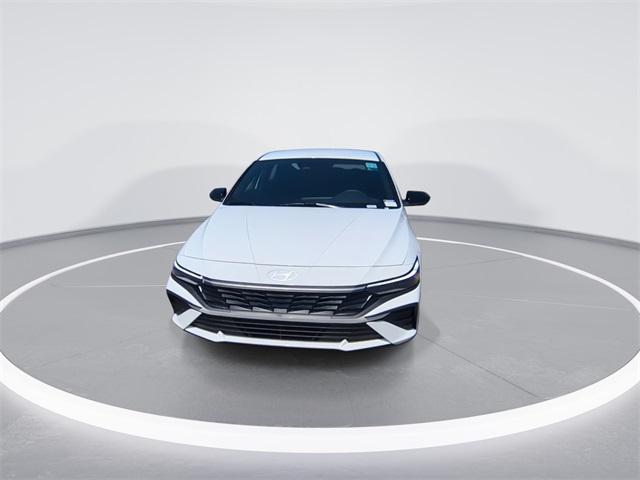 2025 Hyundai Elantra SEL Sport photo 3