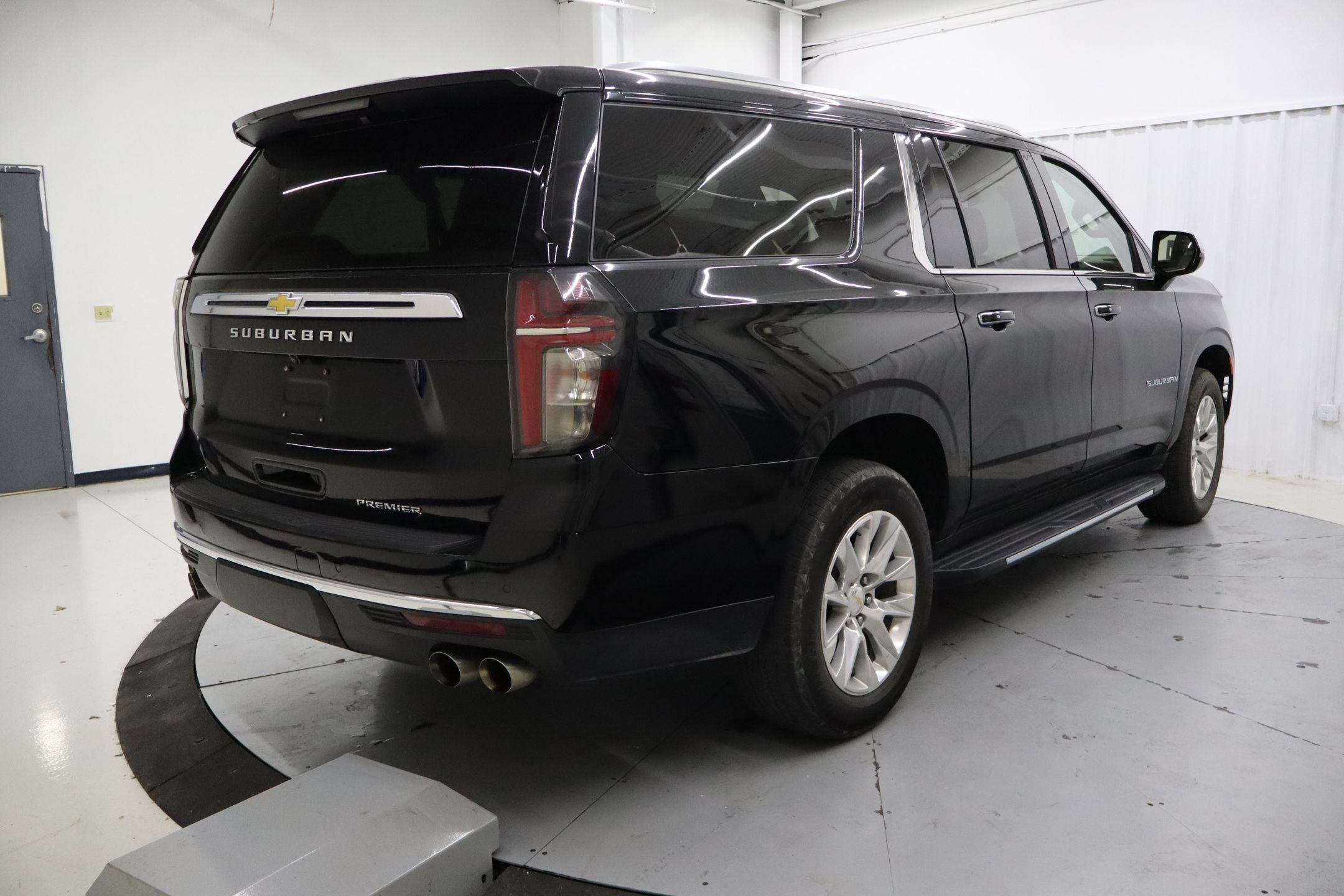 2024 Chevrolet Suburban Premier photo 2