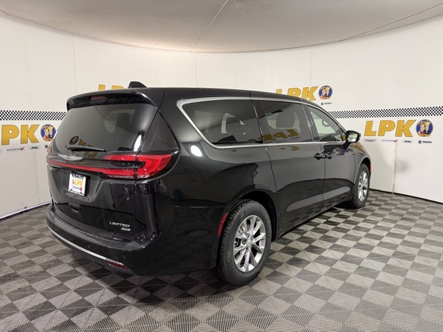 2026 Chrysler Pacifica Limited photo 4