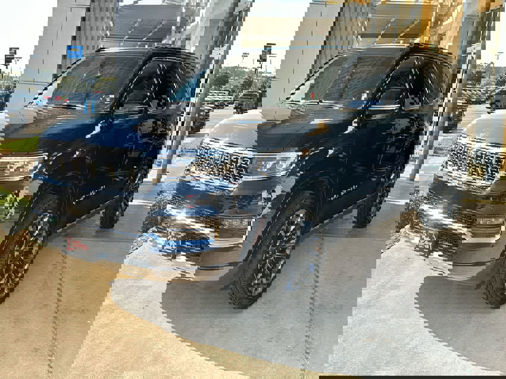 2022 Jeep Grand Wagoneer II photo 4