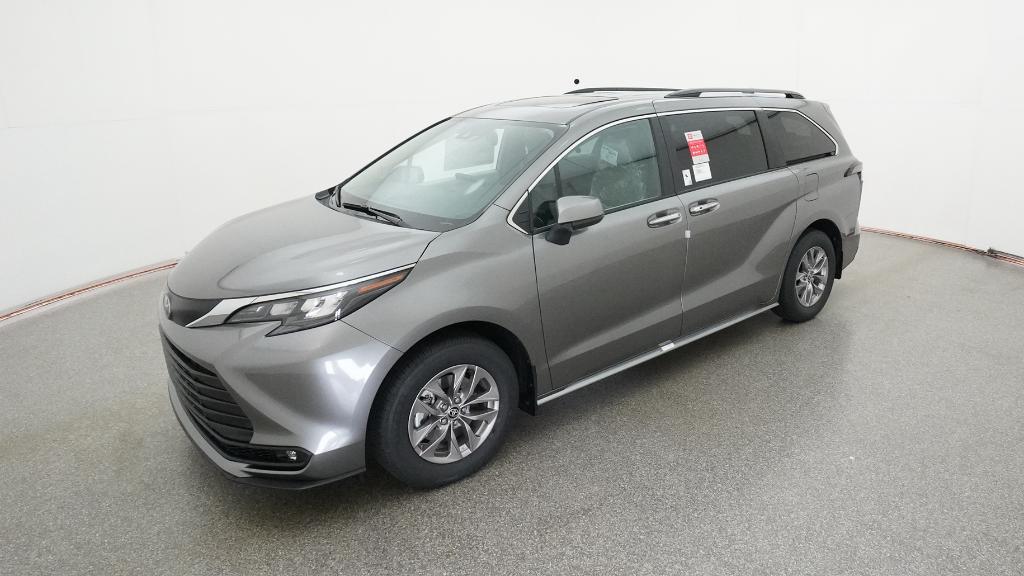 2026 Toyota Sienna XLE's photo