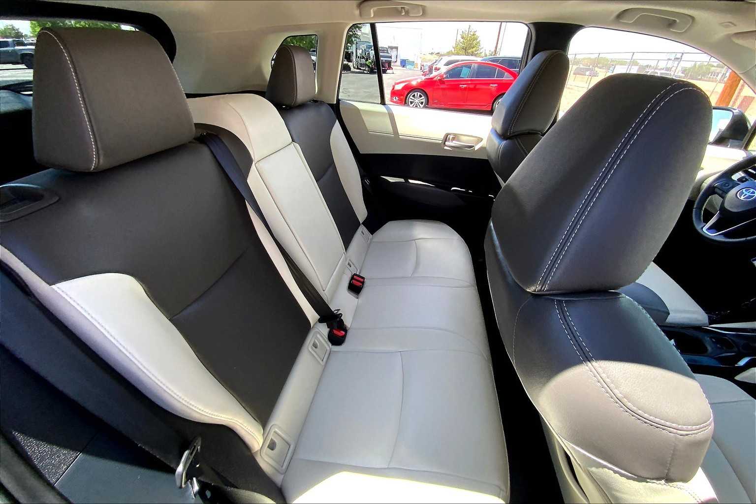 2024 Toyota Corolla Cross XLE photo 16