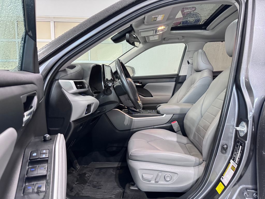 2022 Toyota Highlander Hybrid XLE photo 9