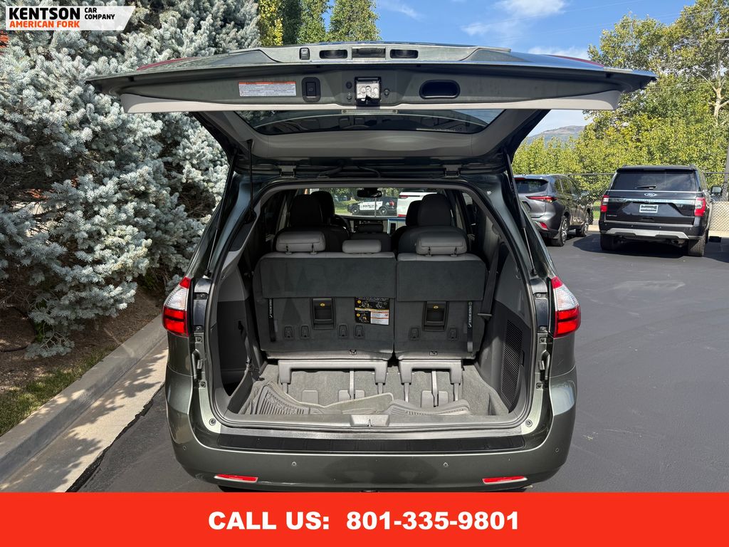 2019 Toyota Sienna XLE photo 35