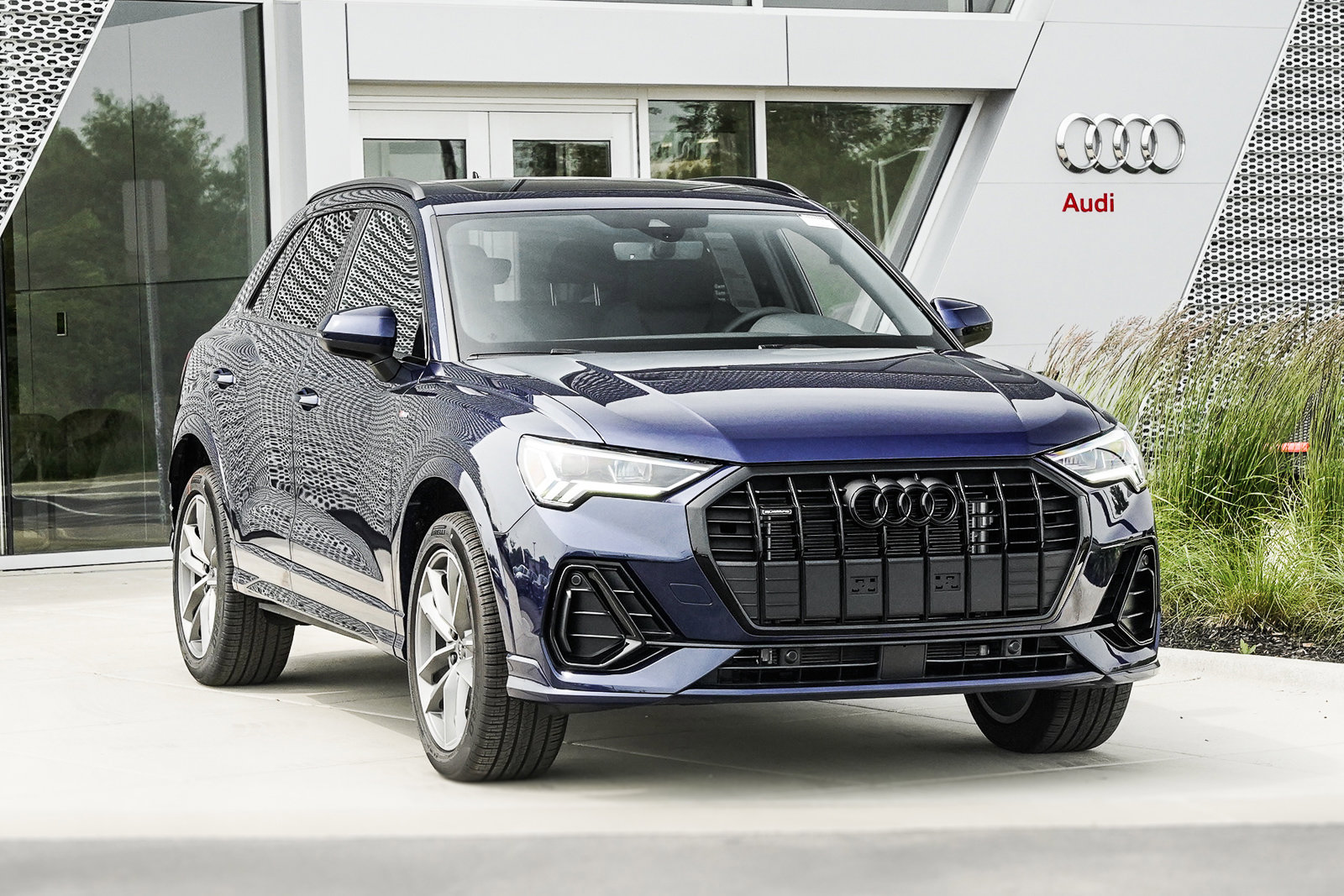 2025 Audi Q3 S line Premium photo 2