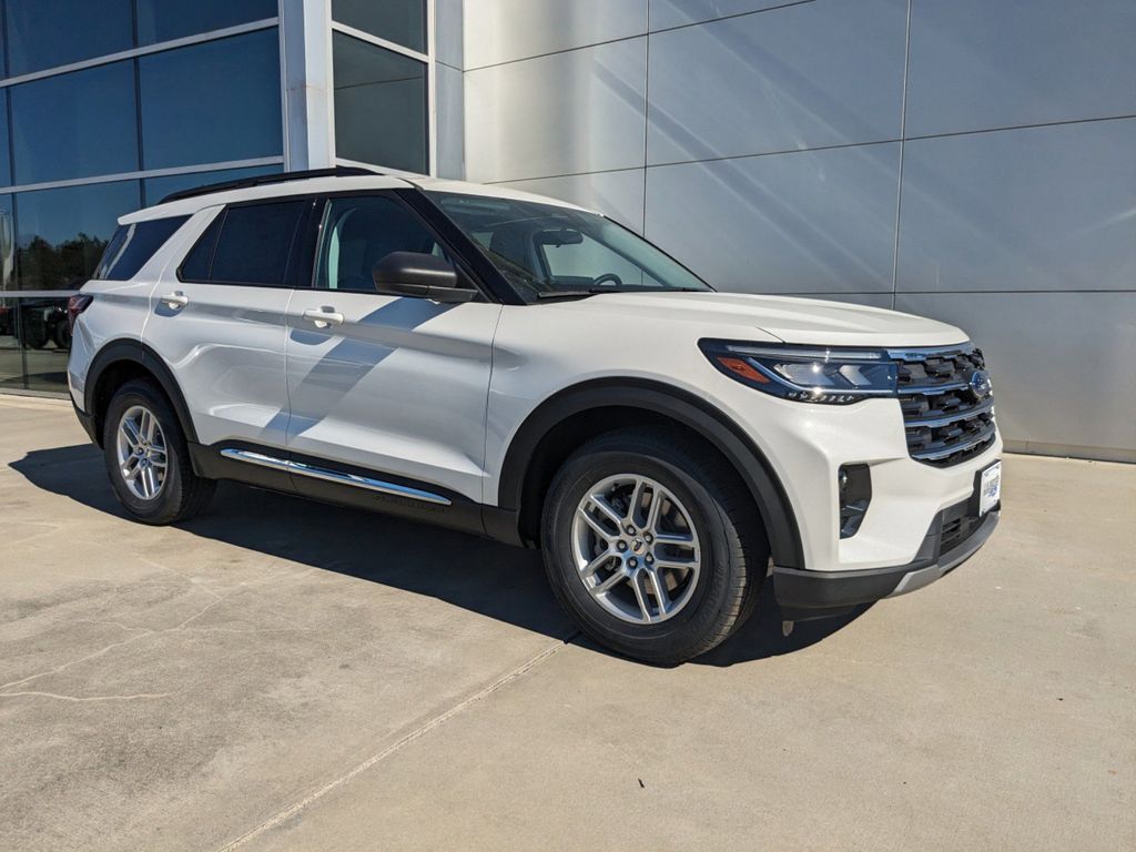 2025 Ford Explorer photo 2