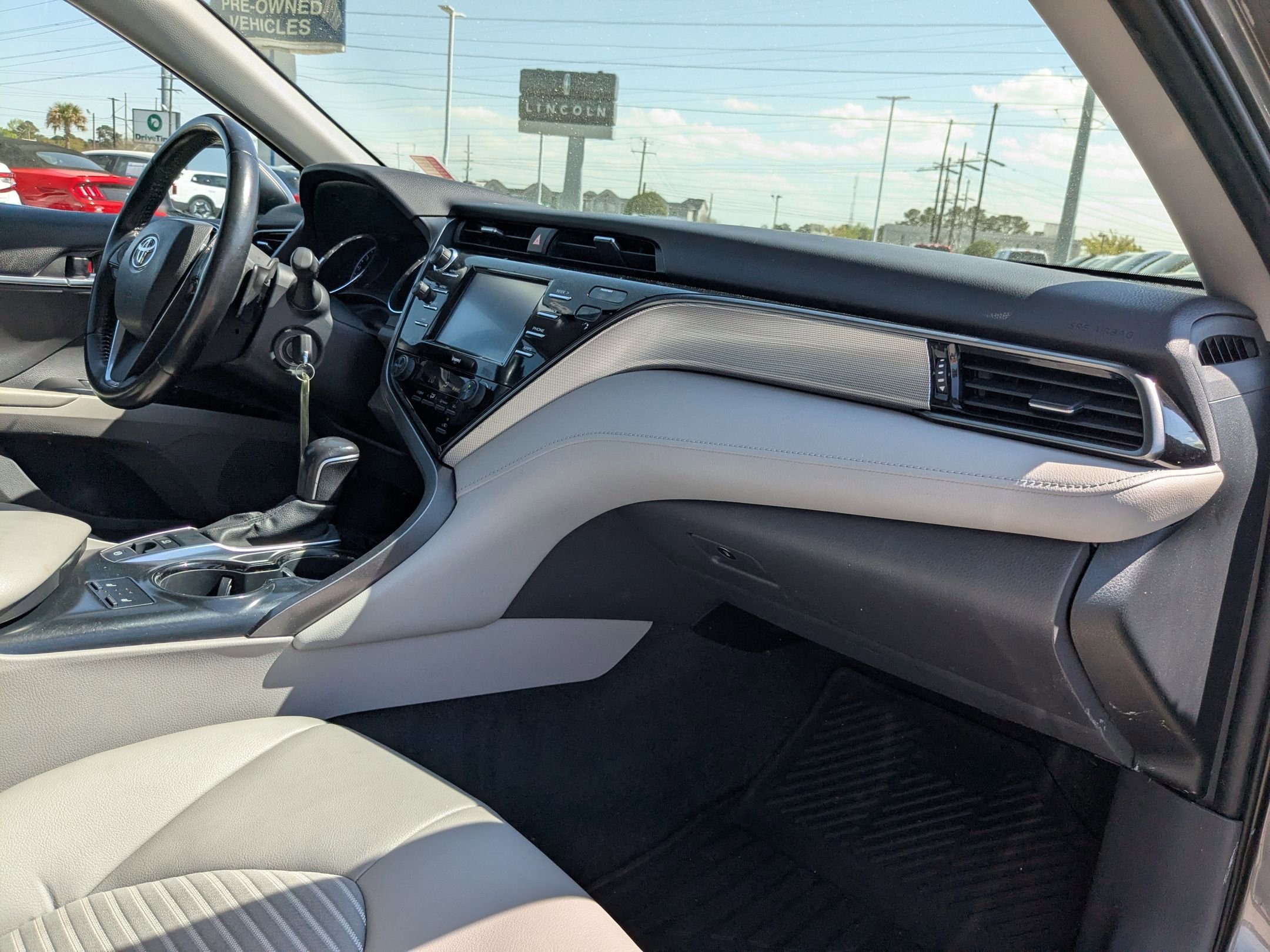2020 Toyota Camry SE photo 35