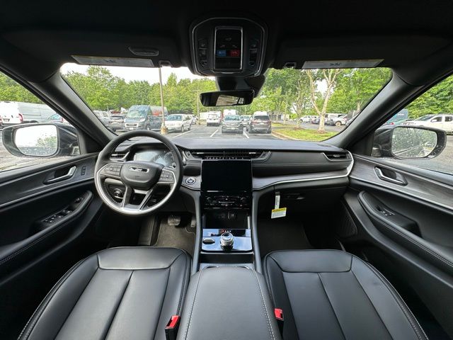 2025 Jeep Grand Cherokee Limited photo 3