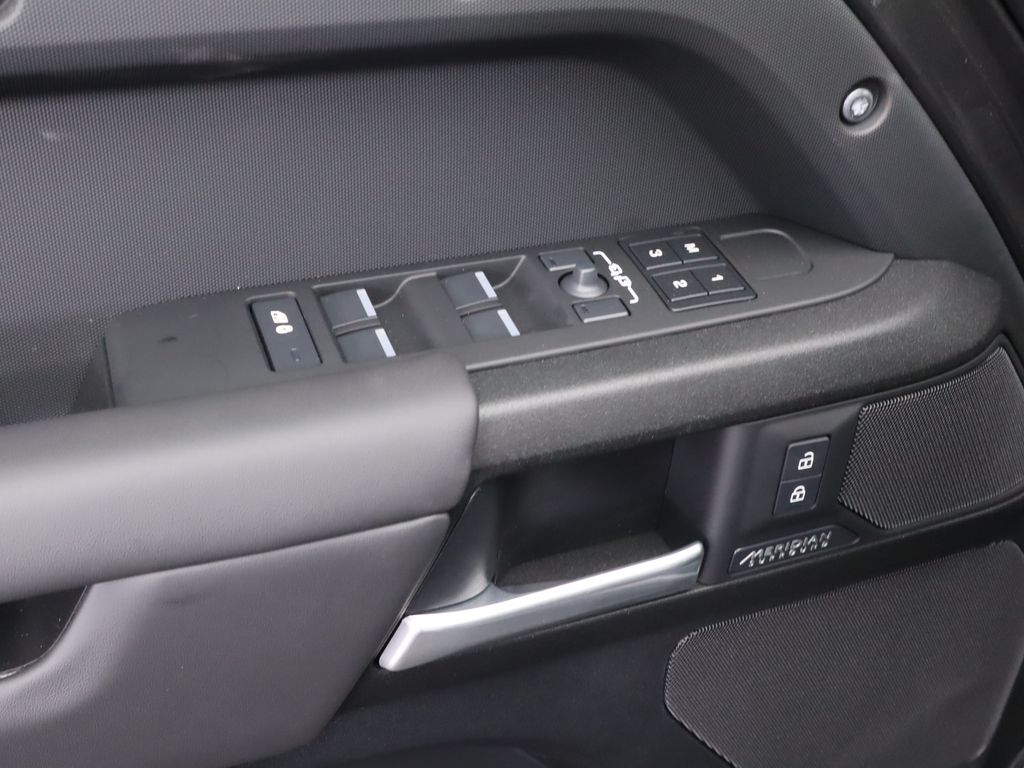 2025 Land Rover Defender 110 X photo 22