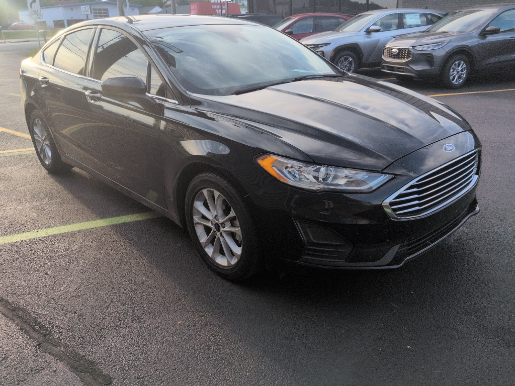 2020 Ford Fusion SE photo 2