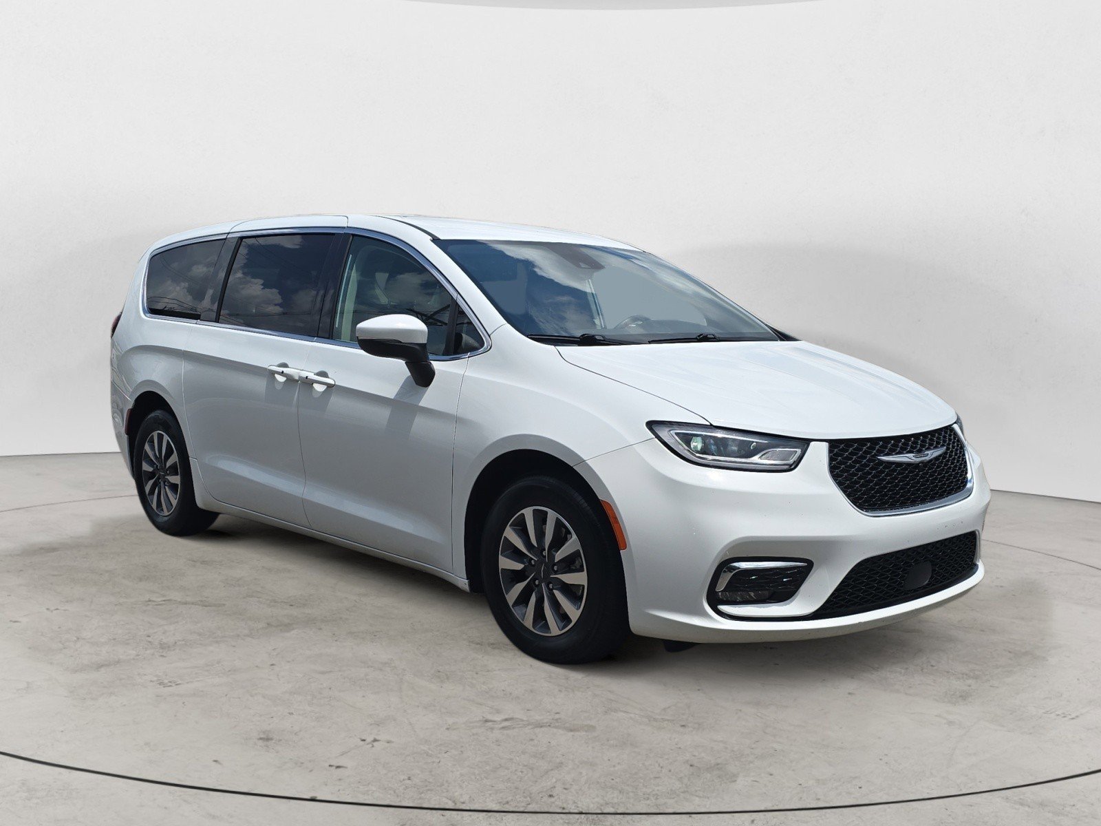 2023 Chrysler Pacifica Hybrid Touring L's photo