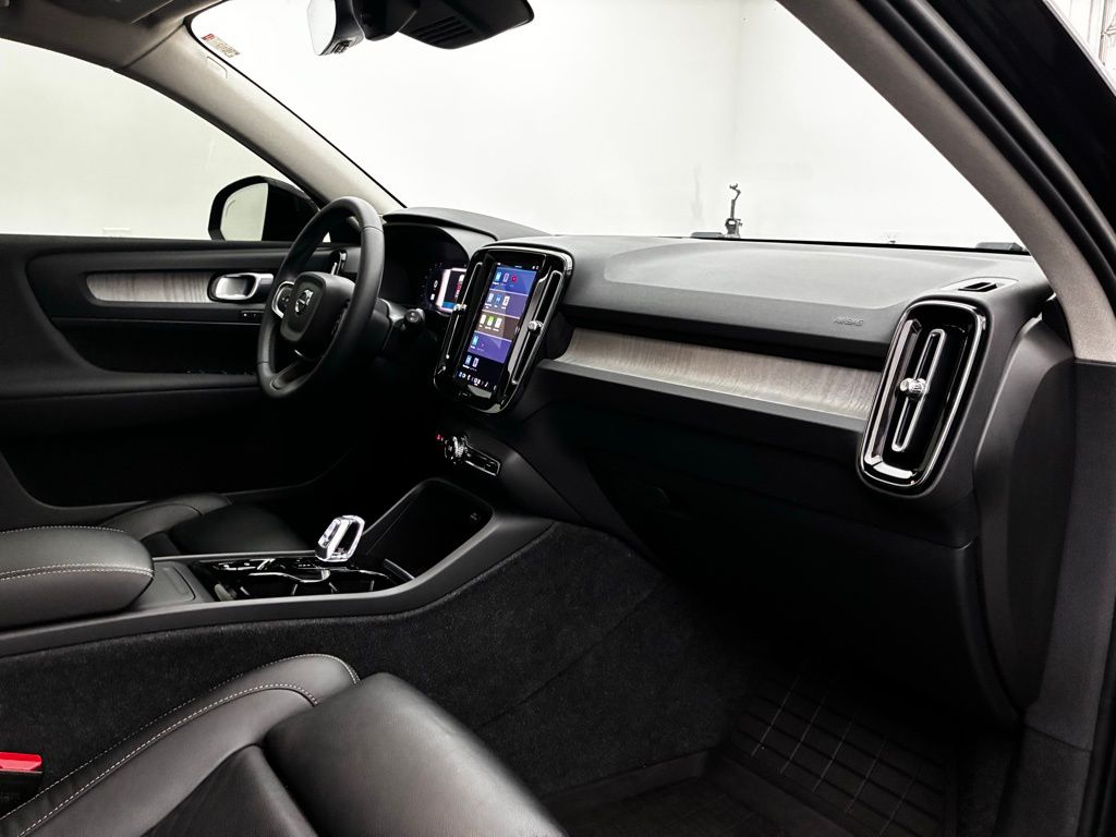 2023 Volvo XC40 Plus photo 21