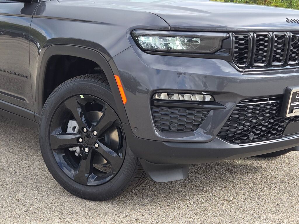 2025 Jeep Grand Cherokee Limited photo 3