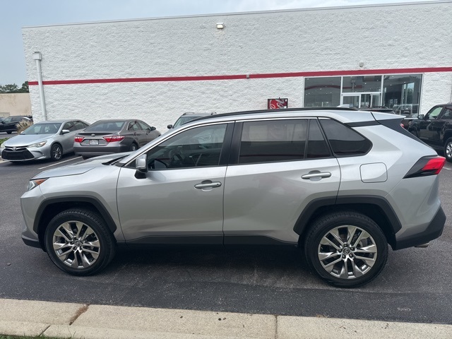 2019 Toyota RAV4 XLE Premium photo 4