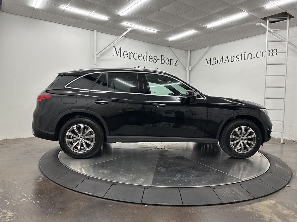 2025 Mercedes Benz GLC 300 photo 3