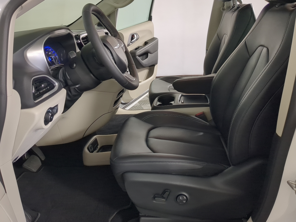 2024 Chrysler Pacifica Touring L photo 9