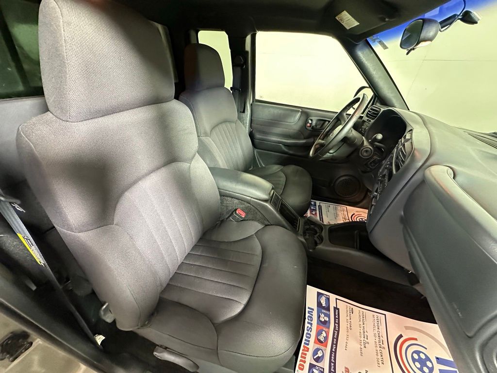 2003 Chevrolet S-10 Pickup photo 19
