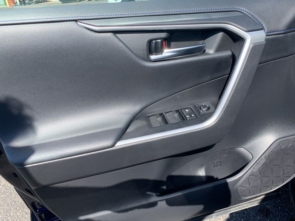 2021 Toyota RAV4 Hybrid XSE photo 2