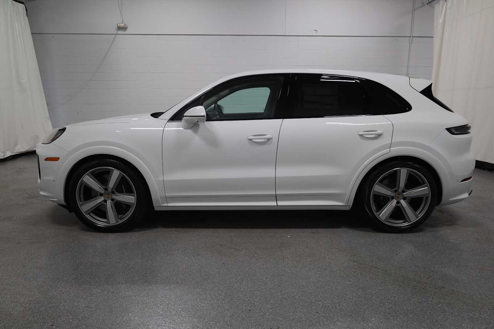 2025 Porsche Cayenne GTS photo 2