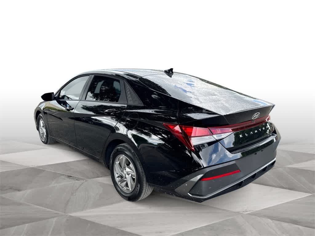 2025 Hyundai Elantra SE photo 5