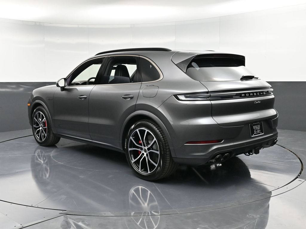 2025 Porsche Cayenne Turbo E-Hybrid photo 2