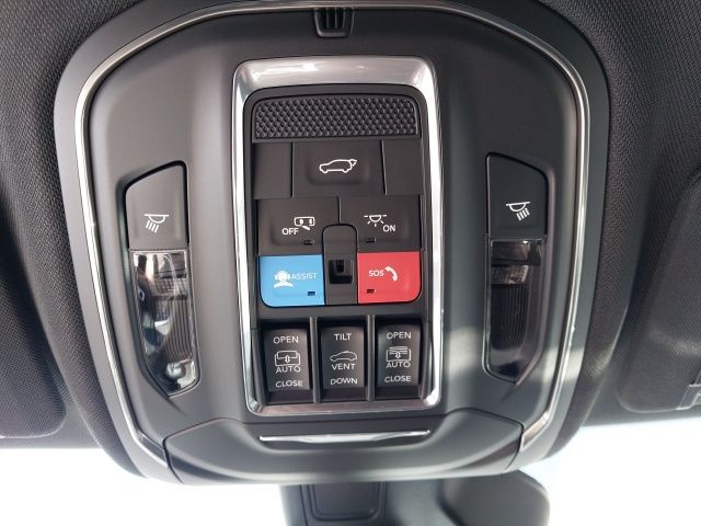 2025 Jeep Grand Cherokee Overland photo 12