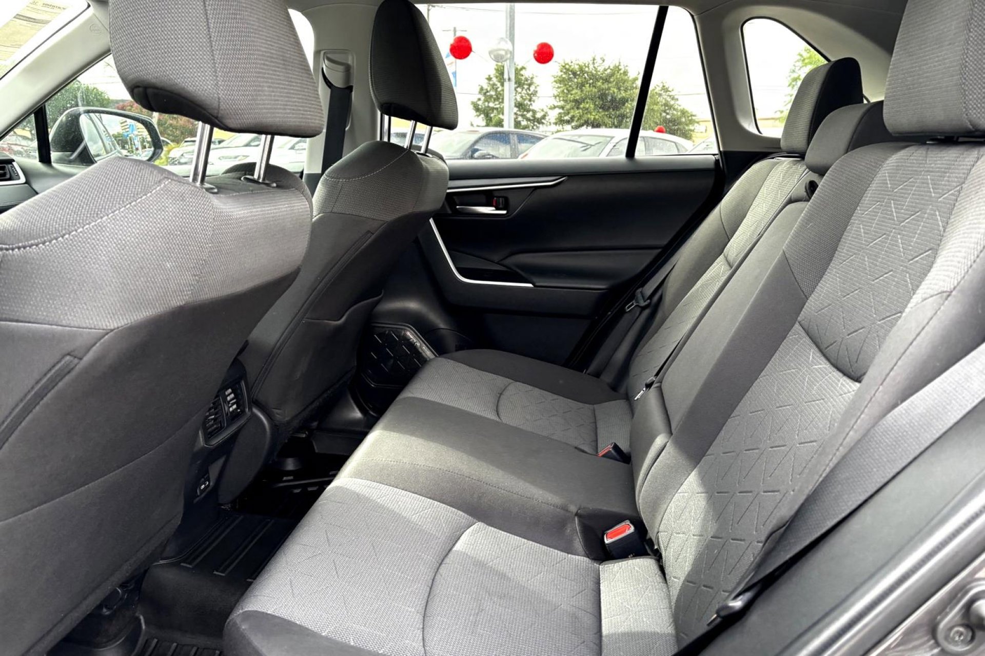 2022 Toyota RAV4 Hybrid XLE photo 22