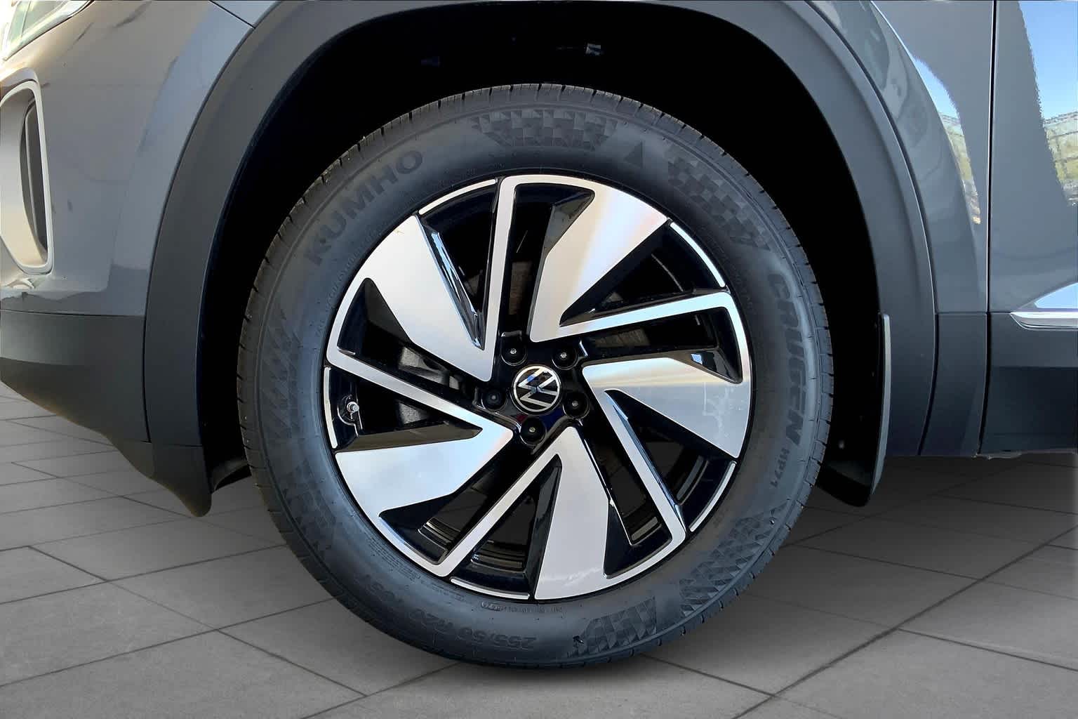 2025 Volkswagen Atlas SEL photo 11