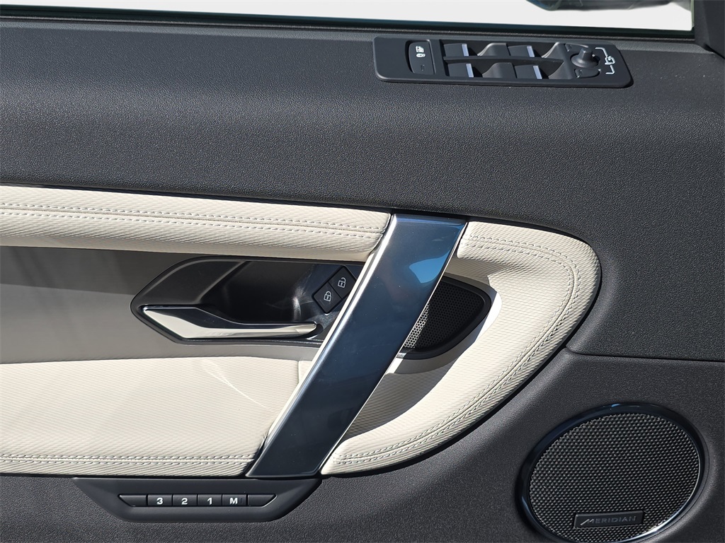 2025 Land Rover Discovery Sport SE photo 26