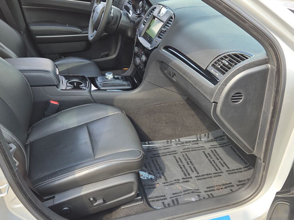 2023 Chrysler 300 photo 4