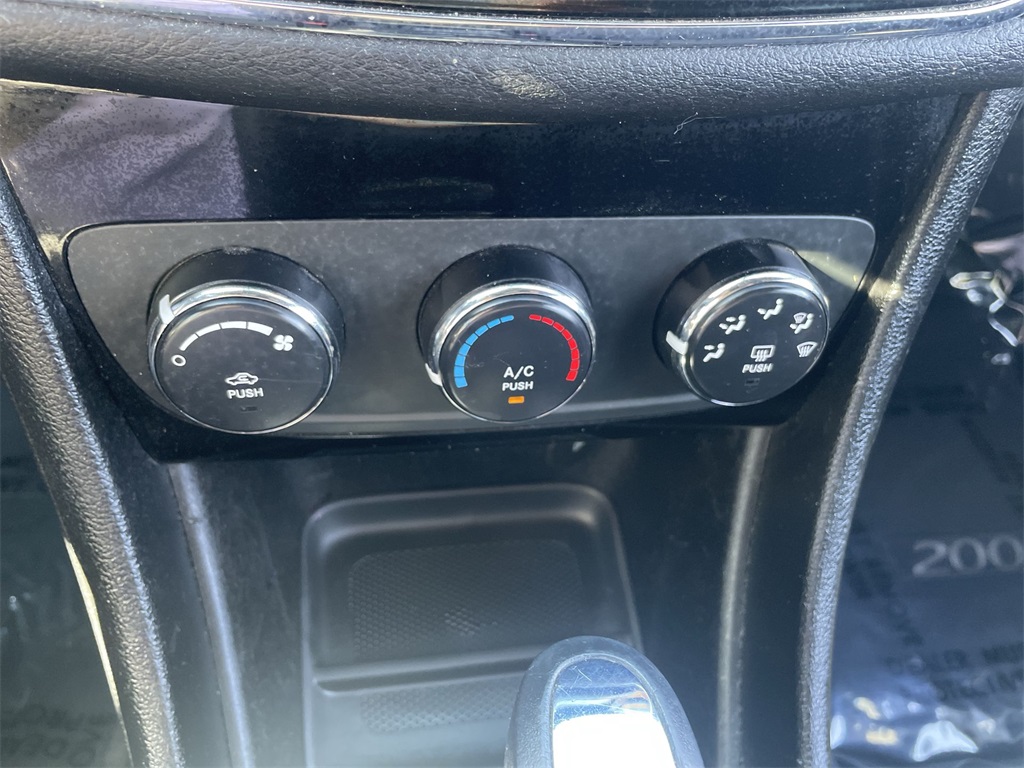 2012 Chrysler 200 LX photo 16