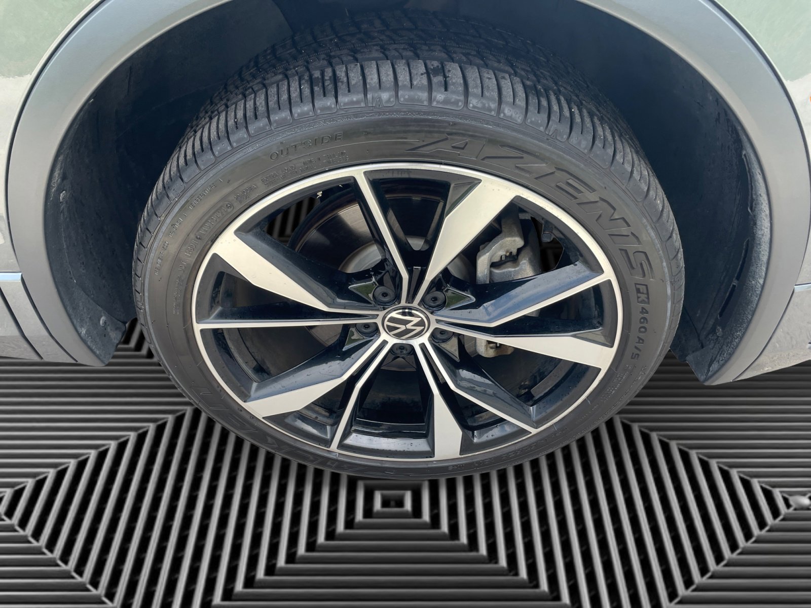 2023 Volkswagen Tiguan SEL R-Line Black photo 17