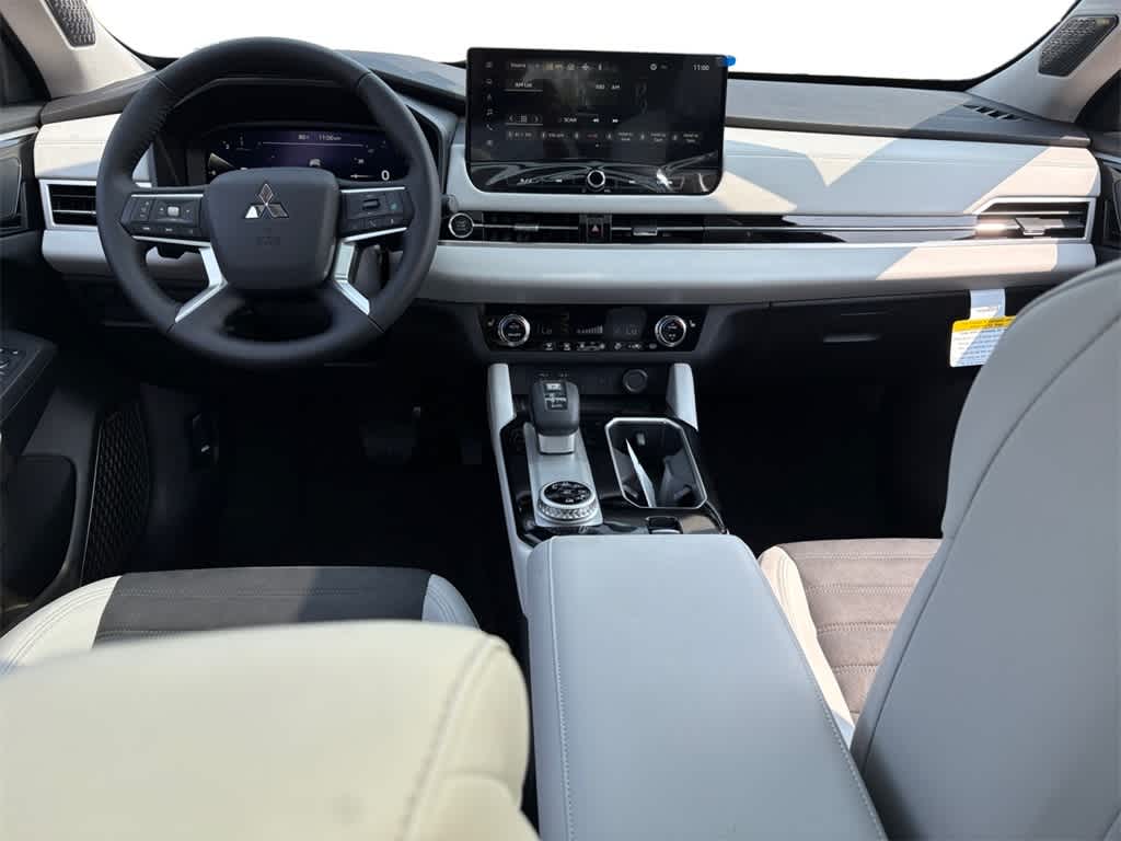2025 Mitsubishi Outlander SE photo 4