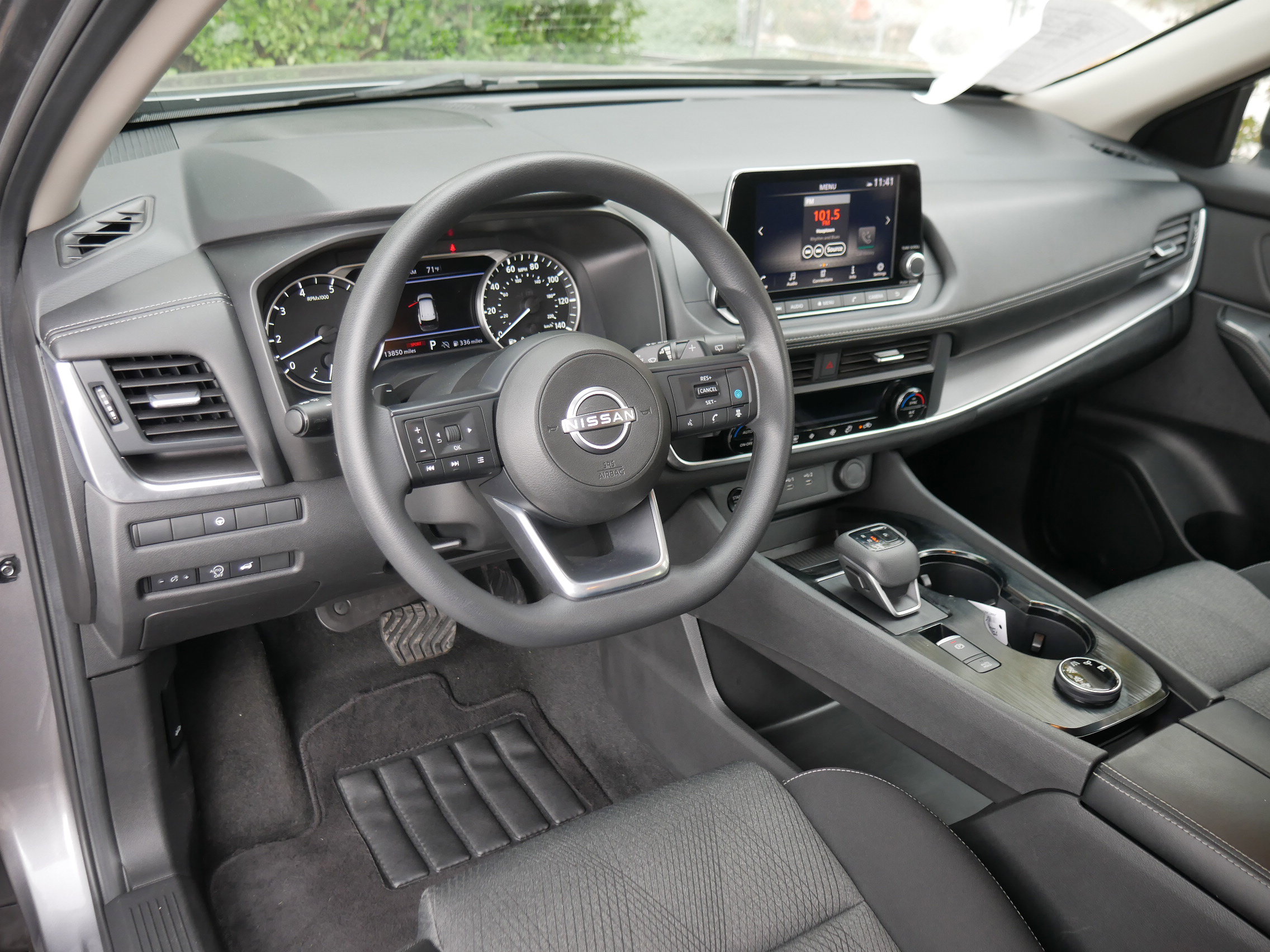 2024 Nissan Rogue SV photo 2