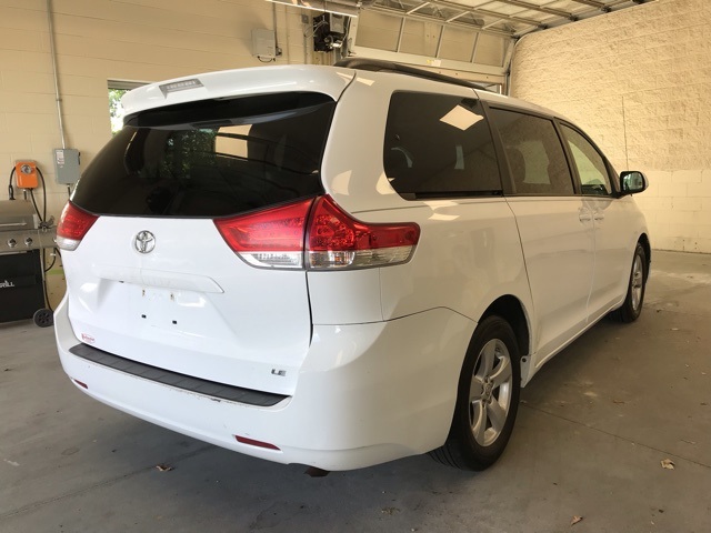 2014 Toyota Sienna LE photo 4