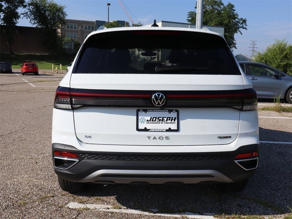 2025 Volkswagen Taos SE photo 4