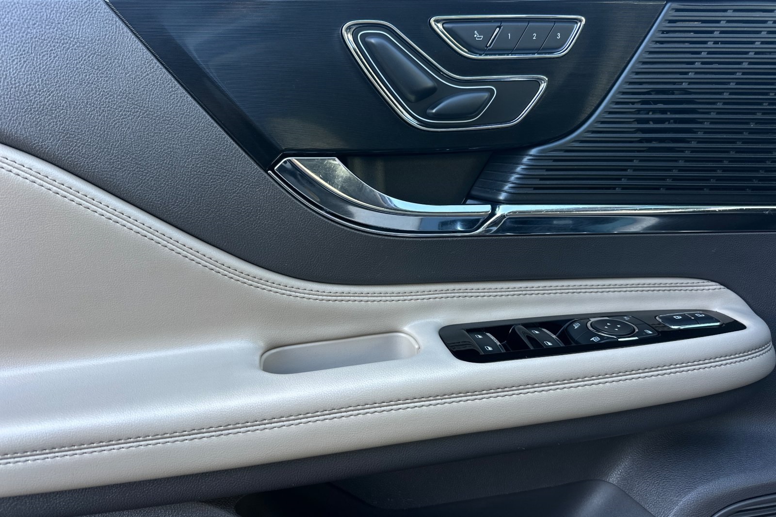 2022 Lincoln Corsair Standard photo 9
