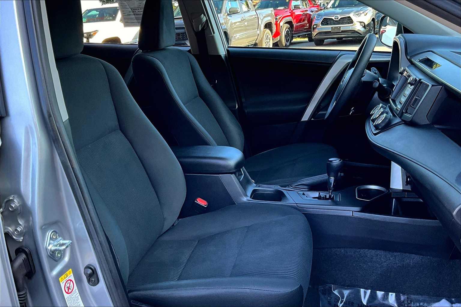 2017 Toyota RAV4 LE photo 8