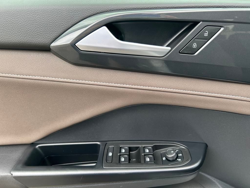2023 Volkswagen Taos SEL photo 13