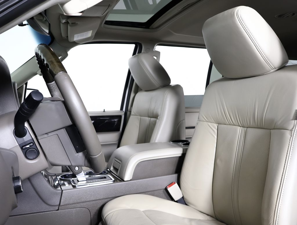 2016 Lincoln Navigator Select photo 7