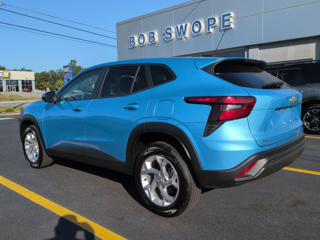 2025 Chevrolet Trax LS photo 4