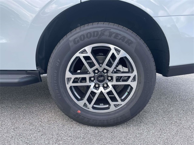 2025 Ford Expedition photo 3