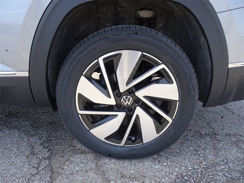 2025 Volkswagen Atlas SEL photo 2