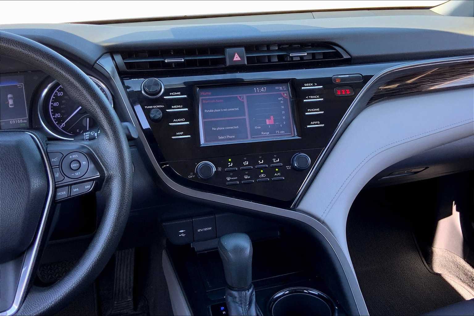 2019 Toyota Camry LE photo 6